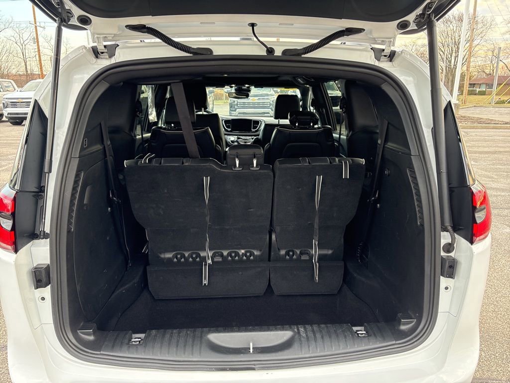 Used 2025 Chrysler Pacifica Limited image 6