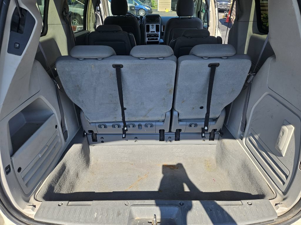 Used 2009 Chrysler Town & Country Touring FWD image 17