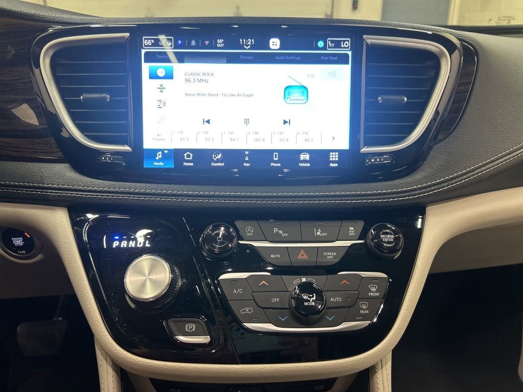 Used 2024 Chrysler Pacifica Limited w/ Uconnect Theater Family Group FWD image 24