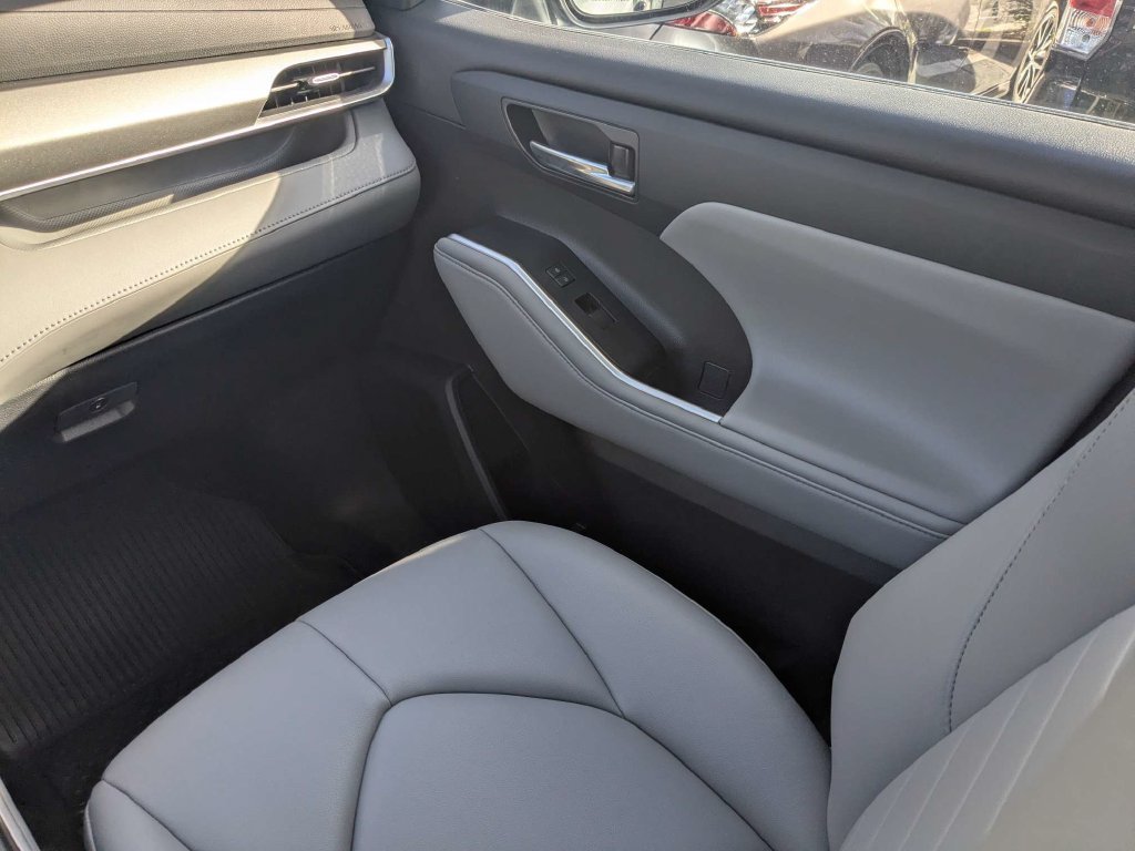 Used 2021 Toyota Highlander XLE AWD/4WD image 26