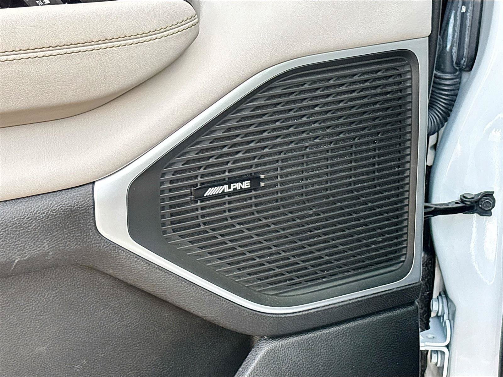 Used 2024 Jeep Wagoneer L Series II RWD image 19