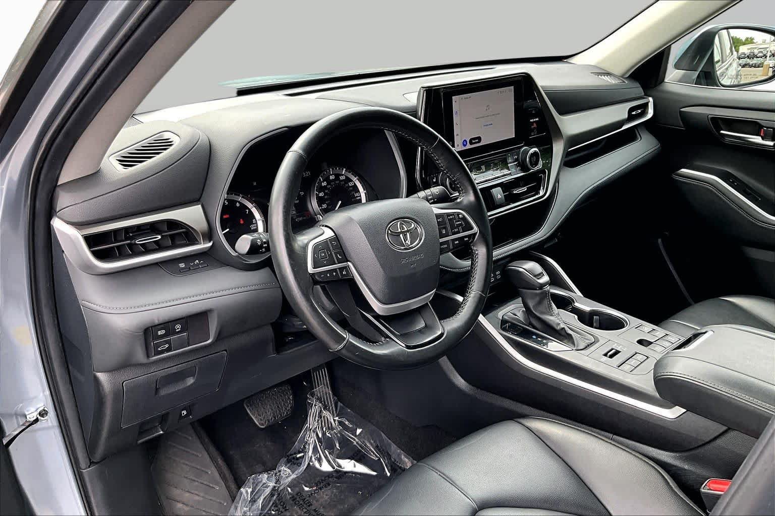Used 2024 Toyota Highlander XLE AWD/4WD image 18