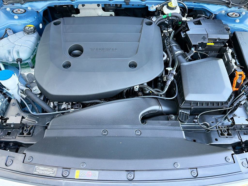 Used 2025 Volvo XC40 B5 Plus image 23