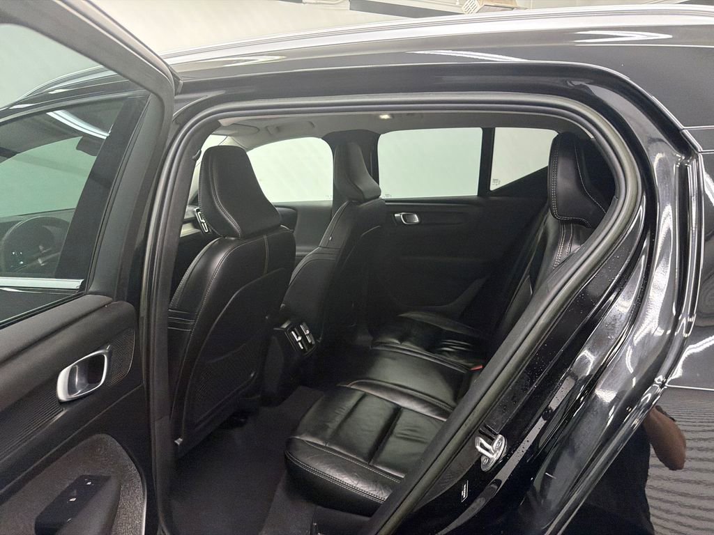 Used 2023 Volvo XC40 B5 Plus image 22