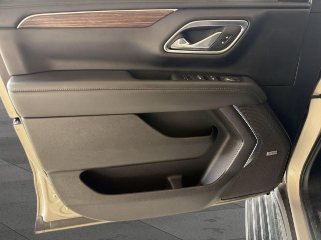 Used 2024 Chevrolet Suburban High Country AWD/4WD image 7