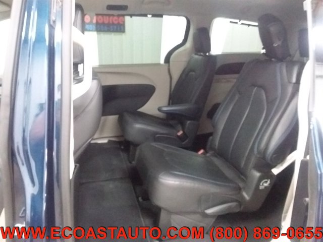 Used 2021 Chrysler Pacifica Touring-L image 13