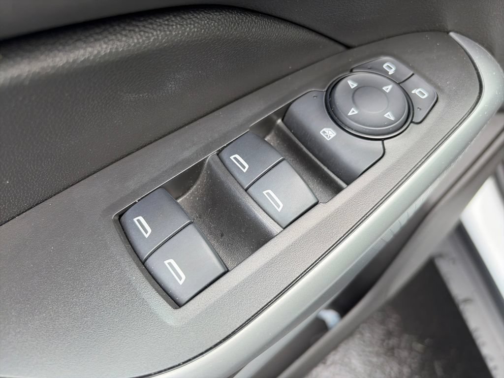 Used 2024 Chevrolet Trax RS w/ Sunroof Package FWD image 17