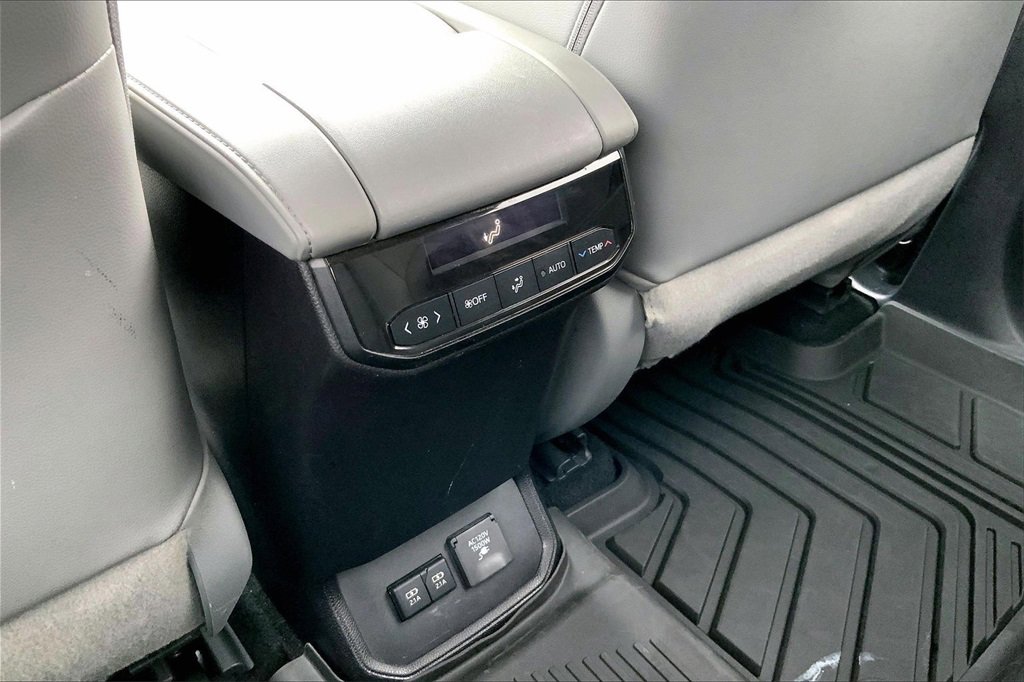 Used 2021 Toyota Highlander Limited image 33