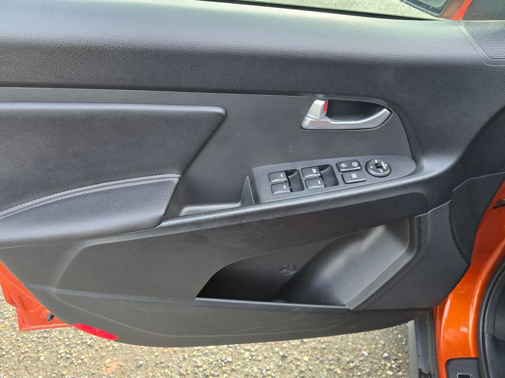 Used 2011 Kia Sportage SX w/ Premium Pkg w/Leather Seats image 23