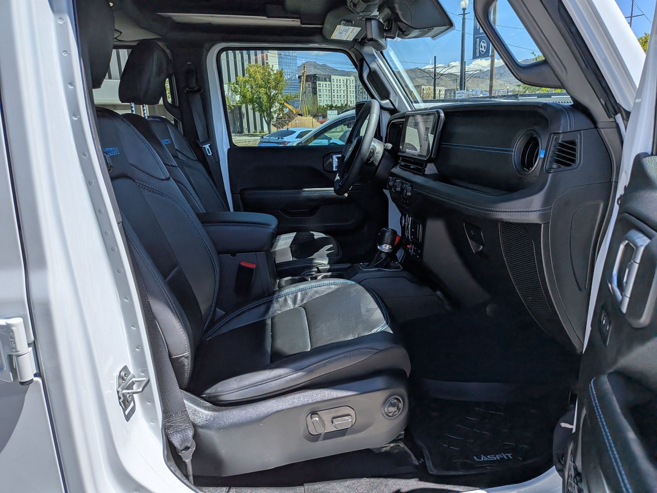 Used 2024 Jeep Wrangler Unlimited Rubicon 4xe AWD/4WD image 31