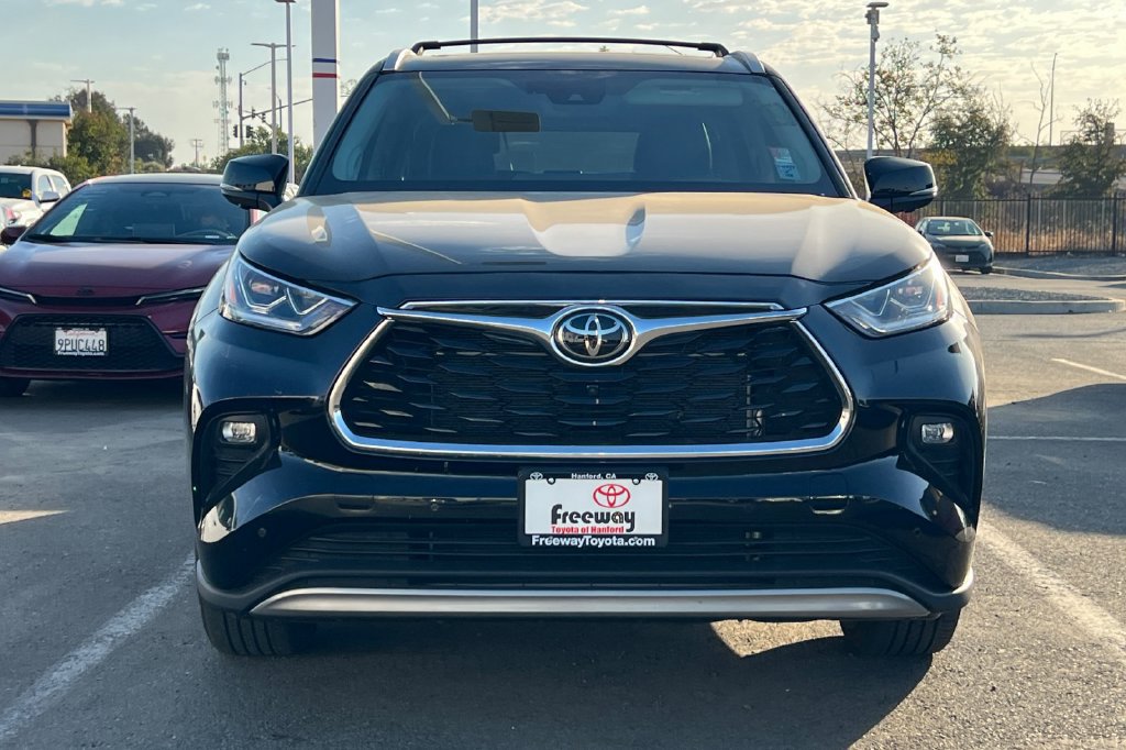Used 2024 Toyota Highlander Platinum FWD image 3
