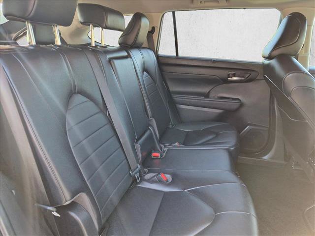 Used 2023 Toyota Highlander XLE FWD image 19