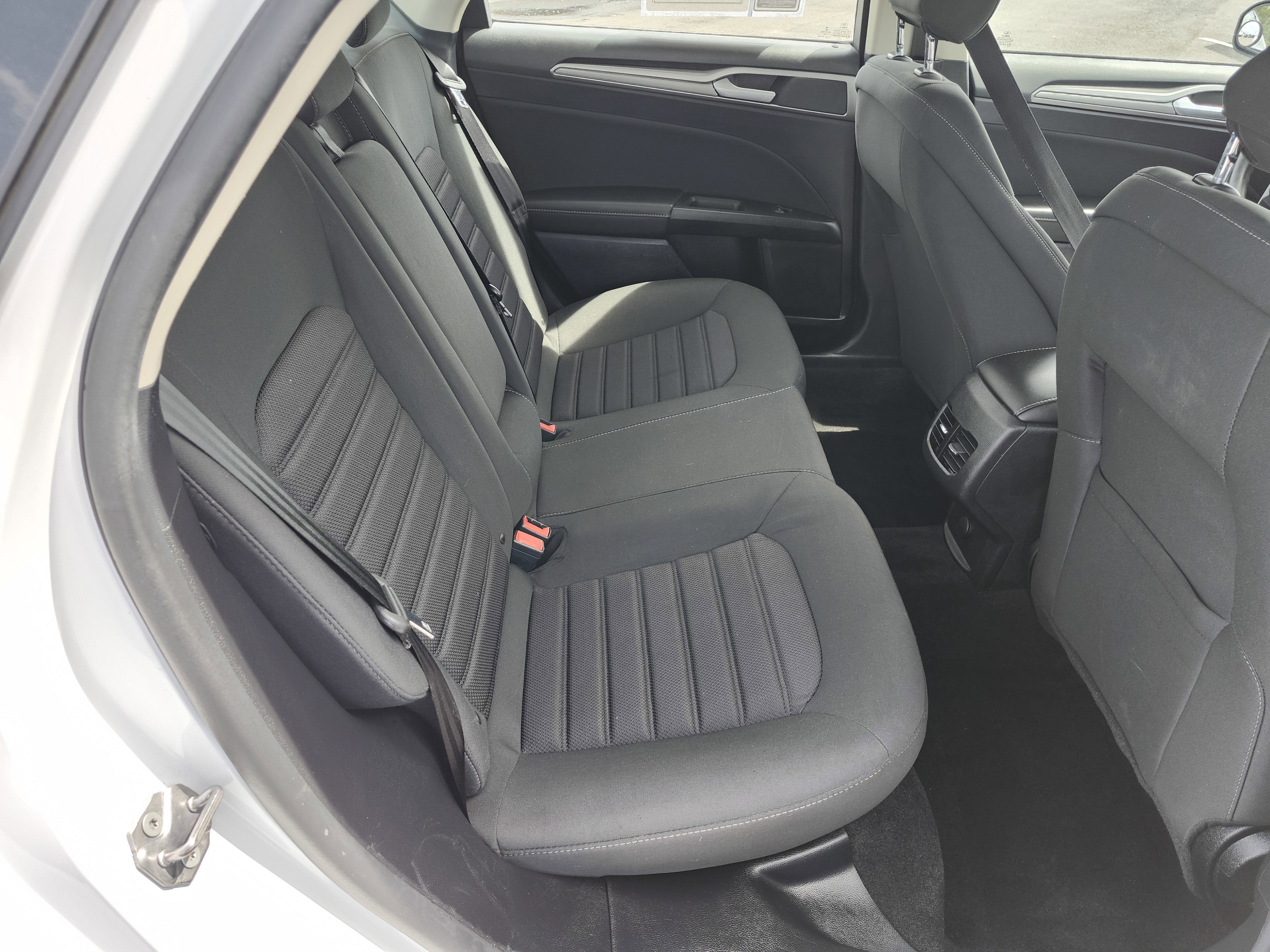 Used 2020 Ford Fusion SE FWD image 19