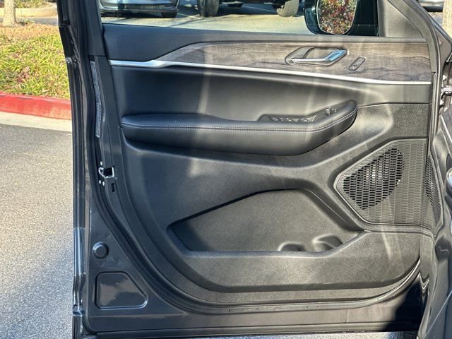 New 2025 Jeep Grand Cherokee Limited image 10