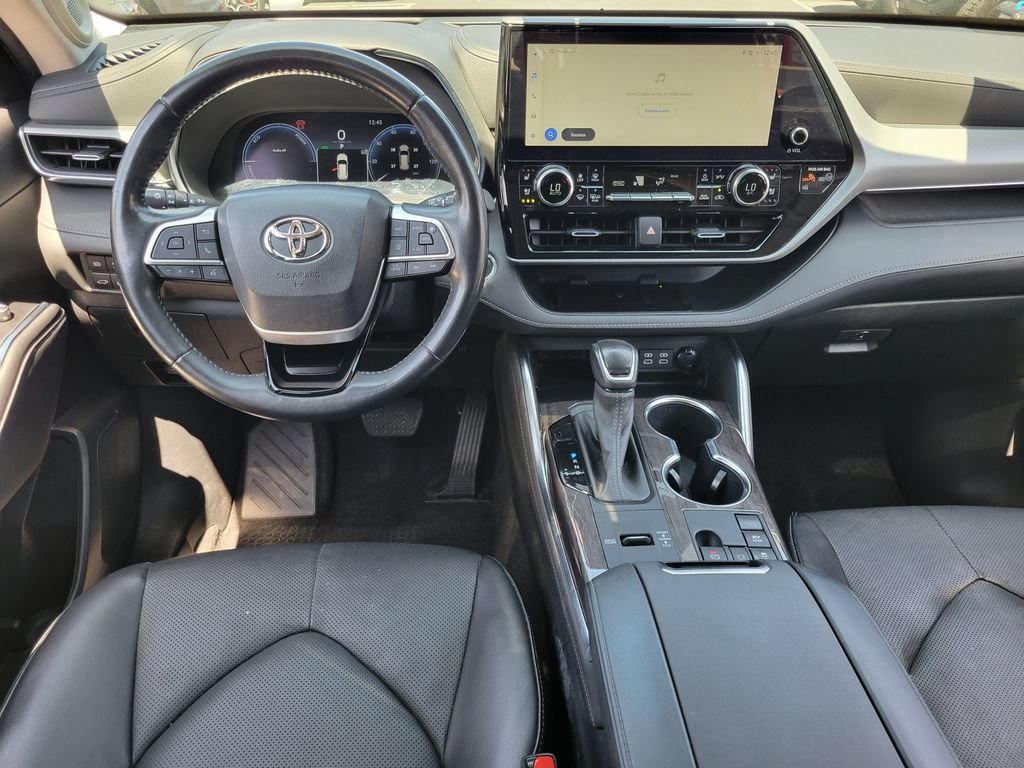 Used 2023 Toyota Highlander Platinum FWD image 4