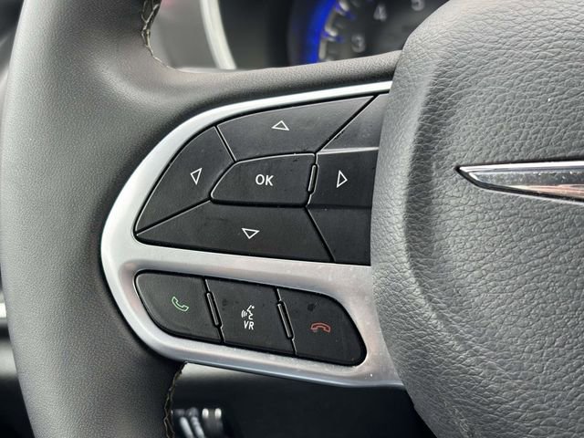 Used 2025 Chrysler Pacifica Select image 11