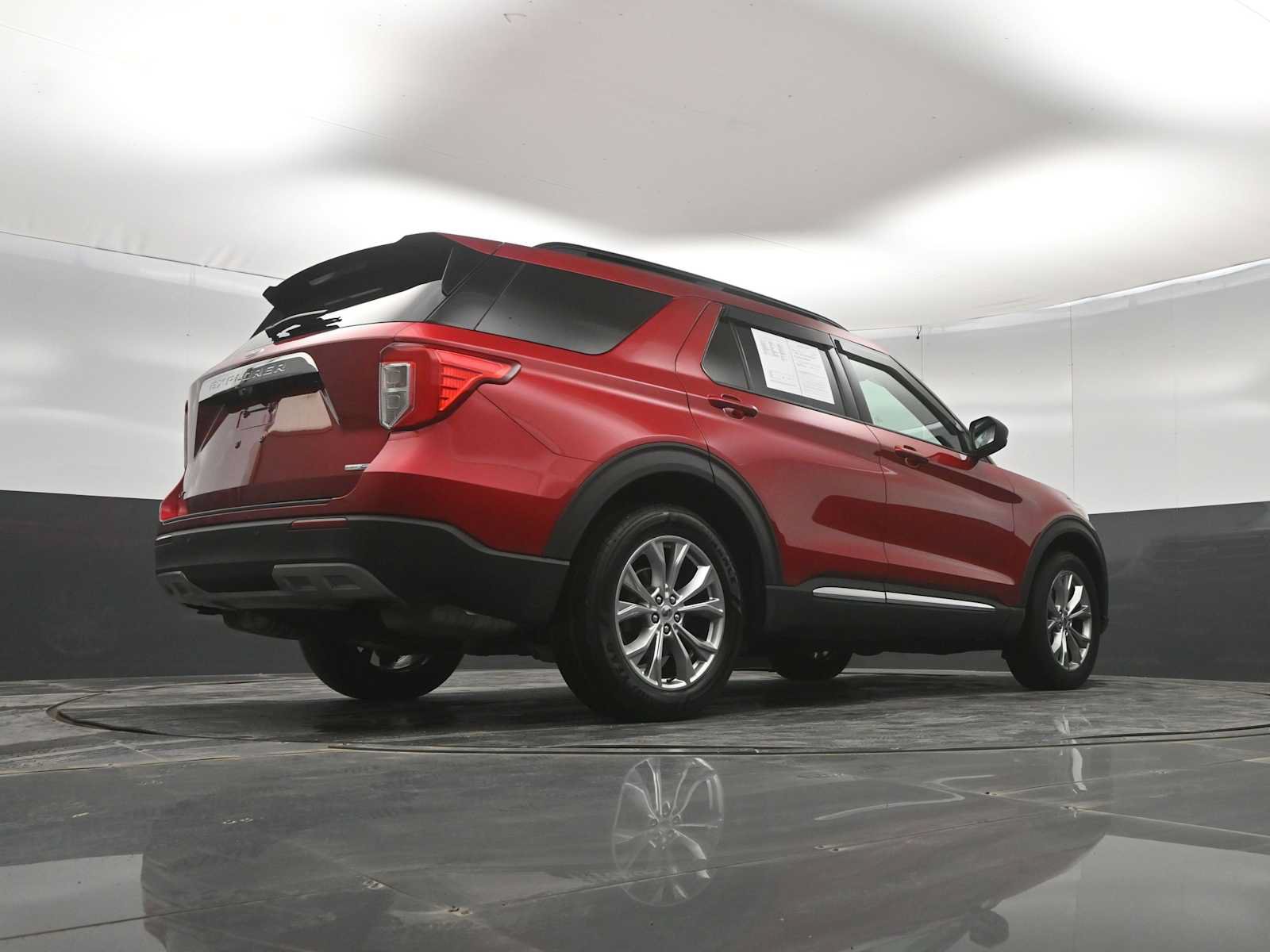 Used 2020 Ford Explorer XLT w/ Equipment Group 202A AWD/4WD image 39