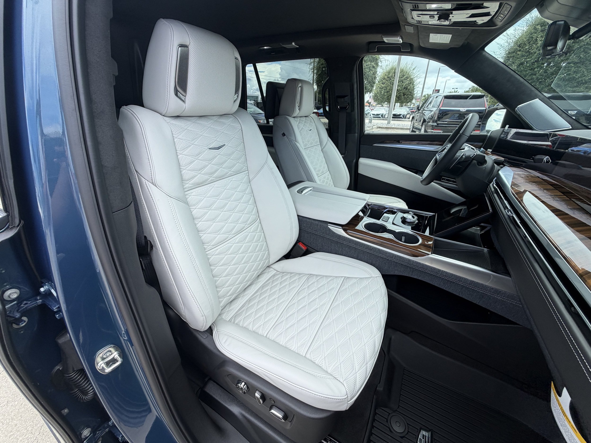 New 2026 Cadillac Escalade Platinum Luxury w/ LPO, Radiant Package AWD/4WD image 19