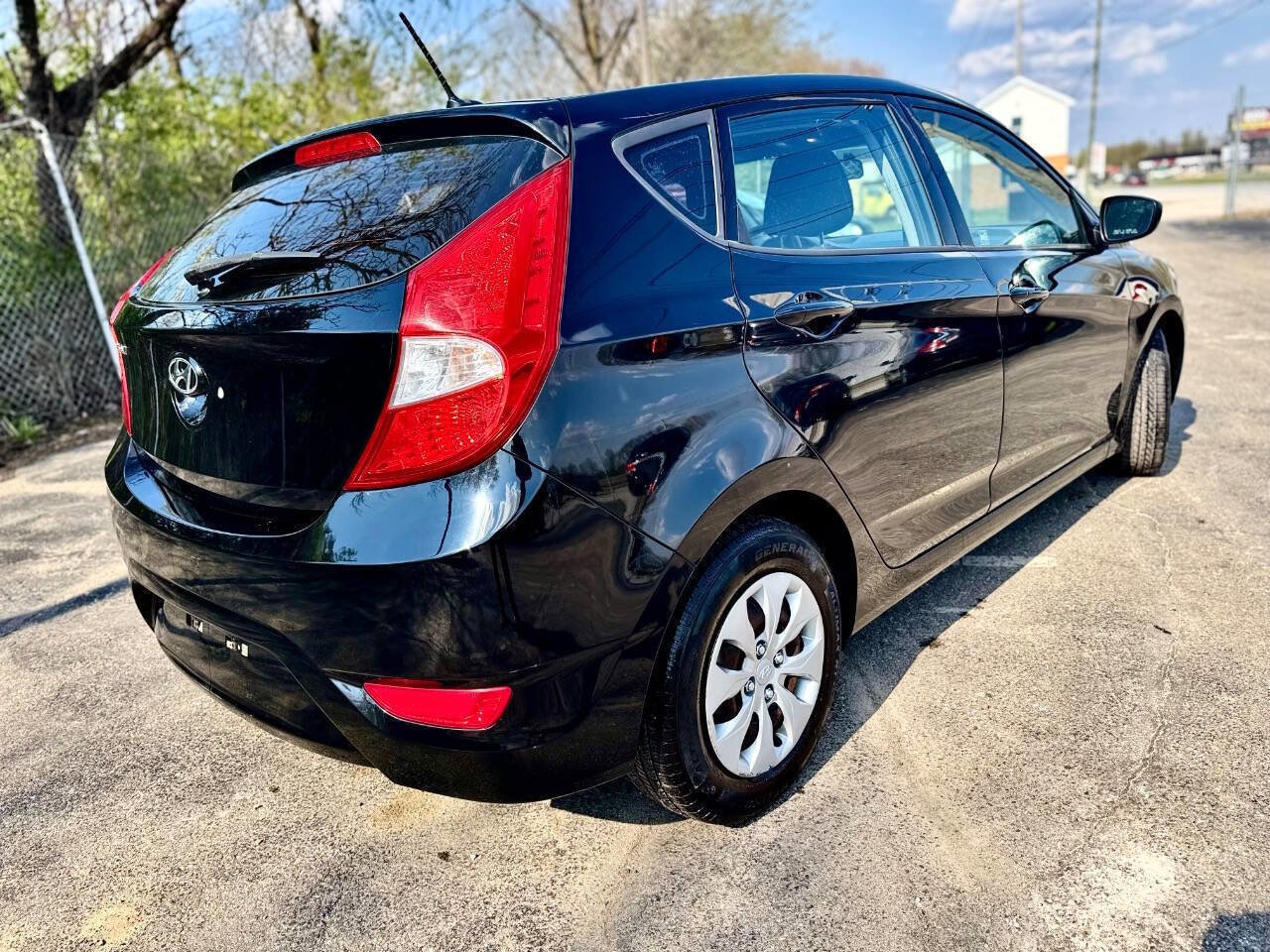 Used 2017 Hyundai Accent SE image 3