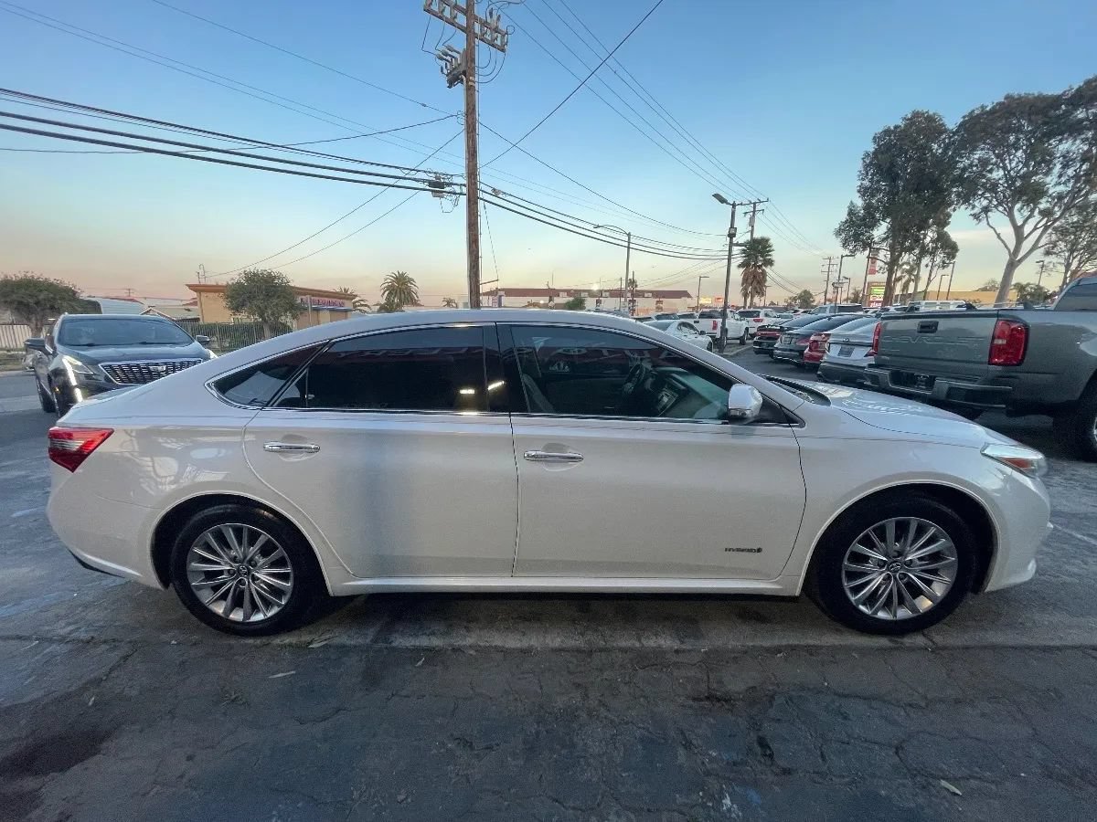 Used 2018 Toyota Avalon Limited FWD image 4