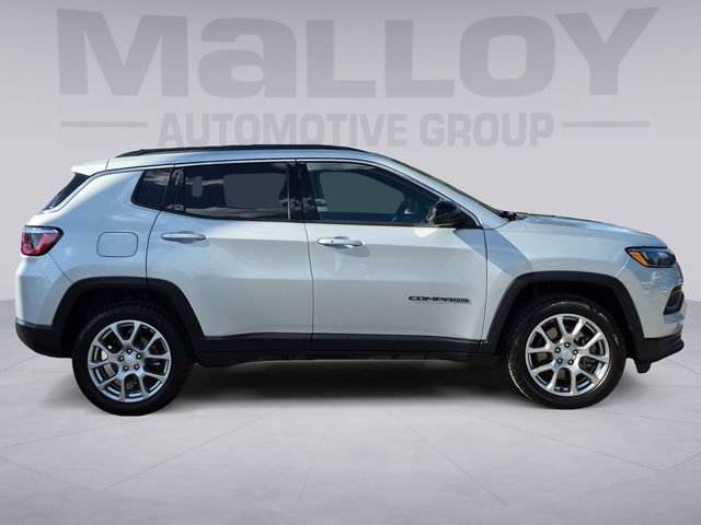 Used 2024 Jeep Compass Latitude w/ Sun and Sound Group AWD/4WD image 6