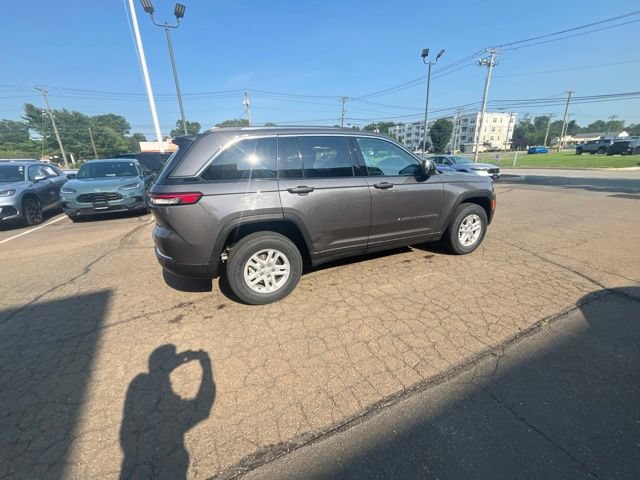 Used 2023 Jeep Grand Cherokee Laredo AWD/4WD image 17