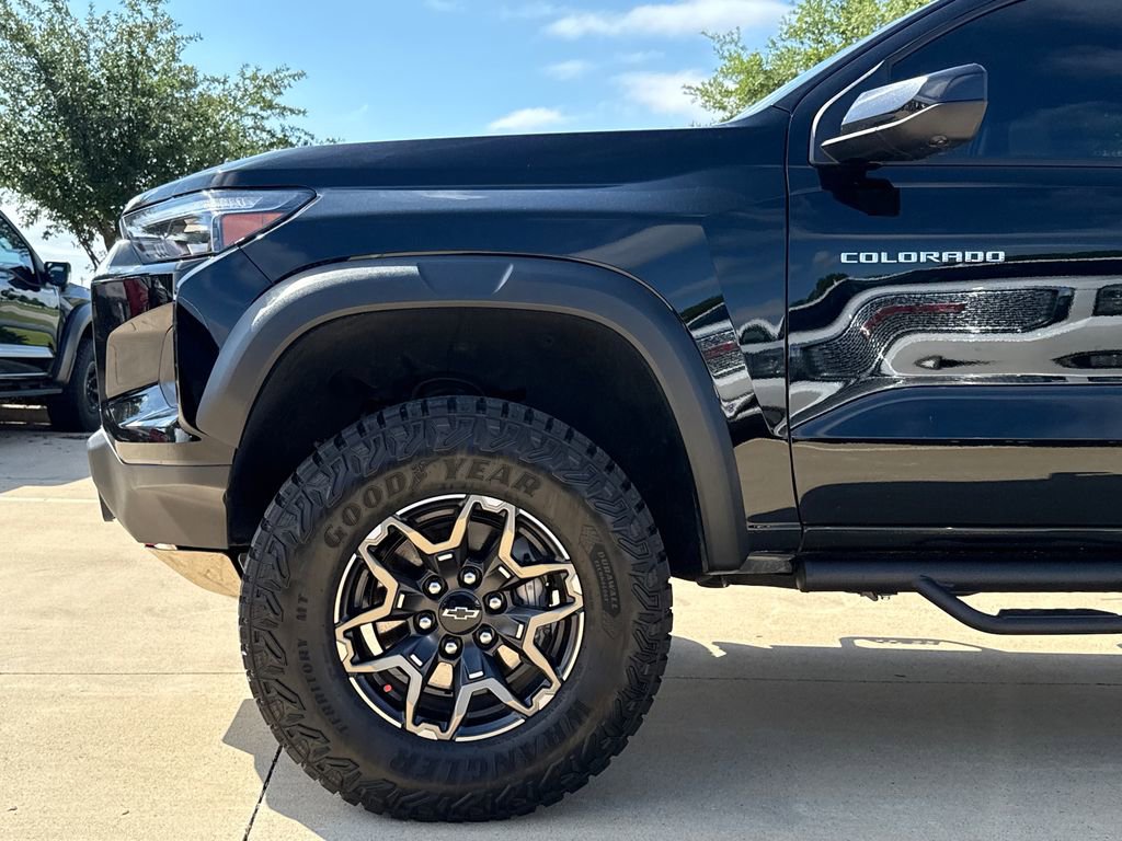 Used 2025 Chevrolet Colorado ZR2 w/ Technology Package AWD/4WD image 5