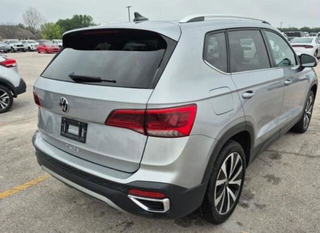 Used 2024 Volkswagen Taos SE FWD image 2