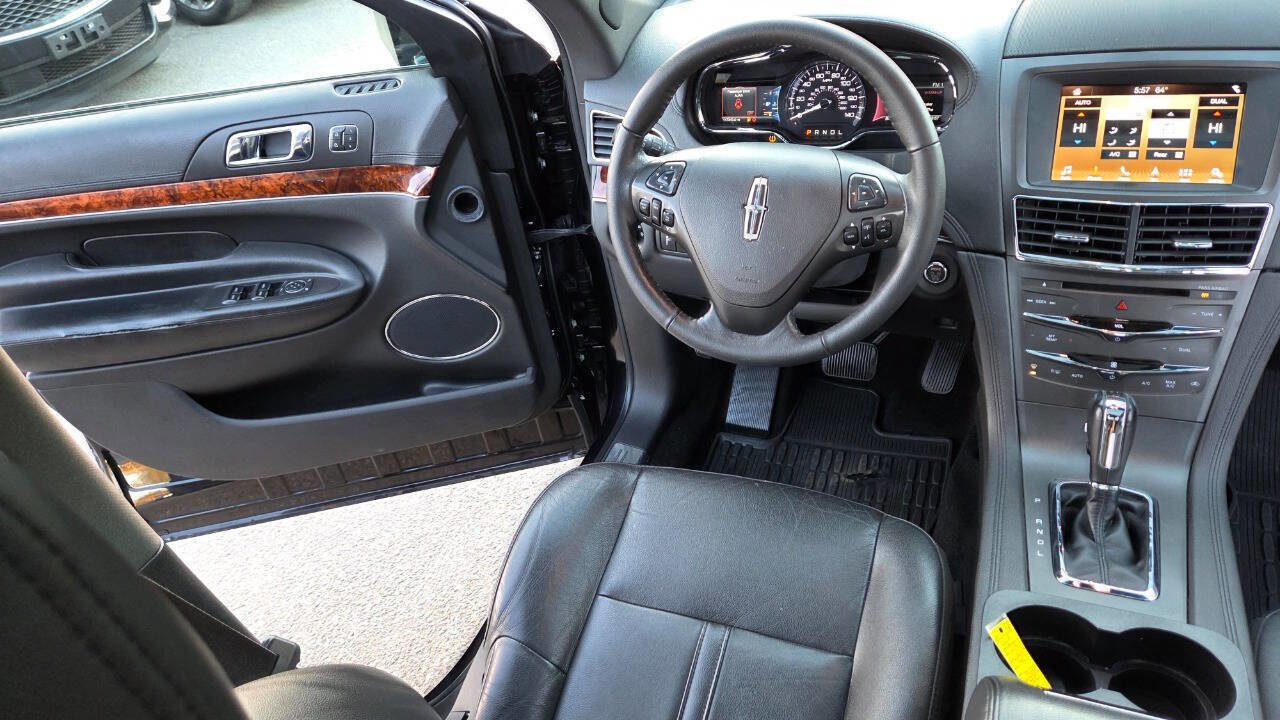 Used 2019 Lincoln MKT AWD image 33