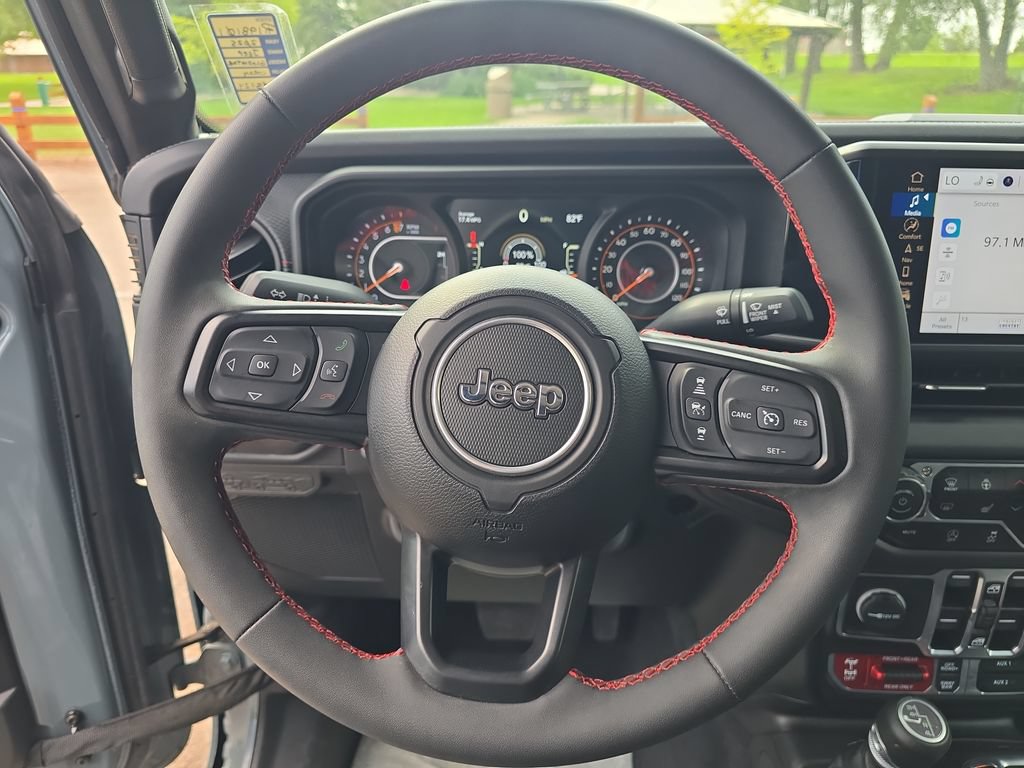 Used 2025 Jeep Gladiator Rubicon w/ Safety Group AWD/4WD image 16