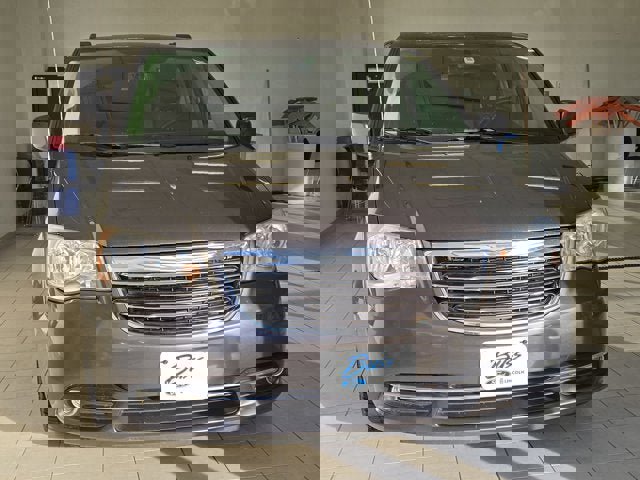 Used 2015 Chrysler Town & Country Touring w/ Driver Convenience Group image 2