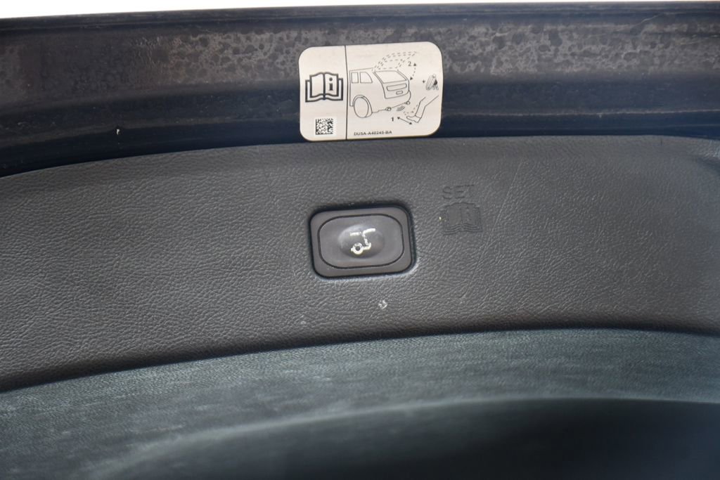 Used 2018 Ford Edge Titanium w/ Equipment Group 302A AWD/4WD image 19