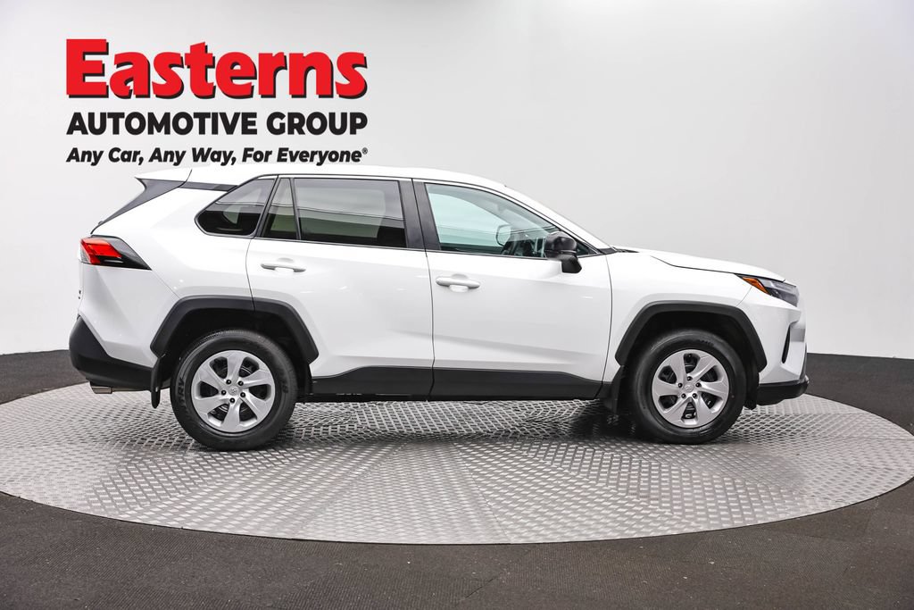 Used 2023 Toyota RAV4 LE AWD/4WD image 4