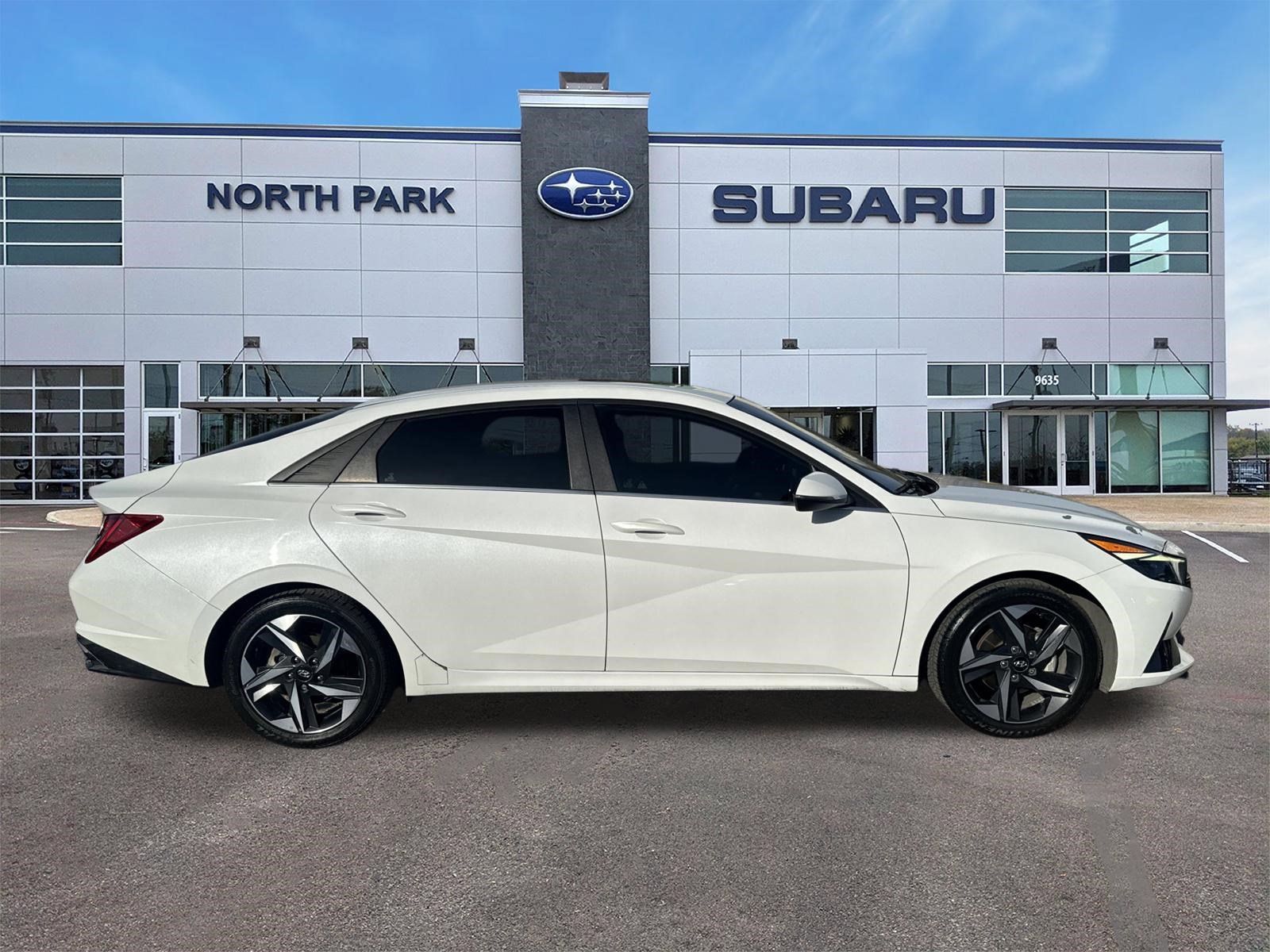 Used 2021 Hyundai Elantra Limited image 2