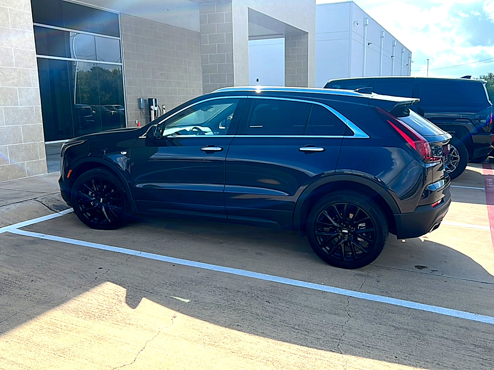 Used 2023 Cadillac XT4 Luxury w/ LPO, Onyx Lite Package image 6
