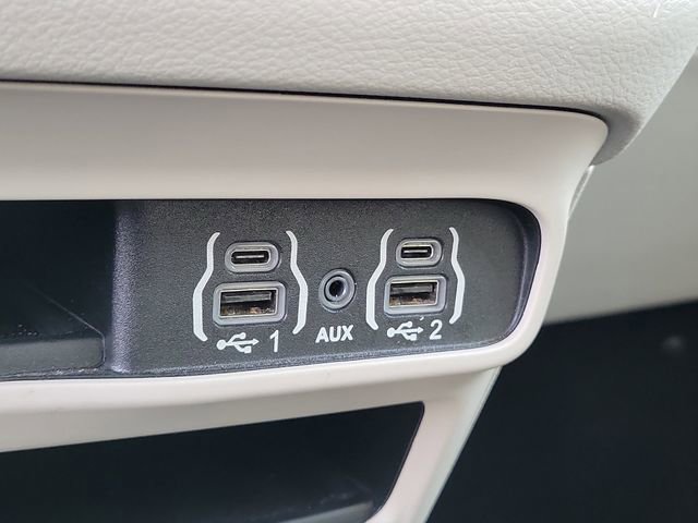 Used 2023 Chrysler Pacifica Touring-L image 34