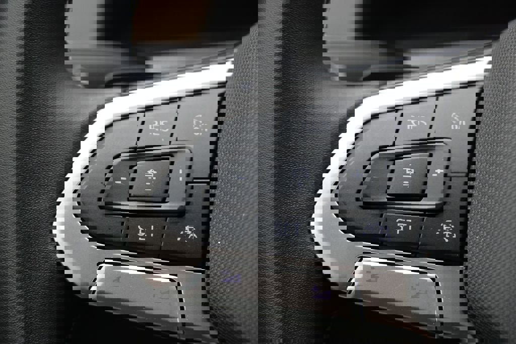 Used 2025 Volkswagen Atlas SE image 19