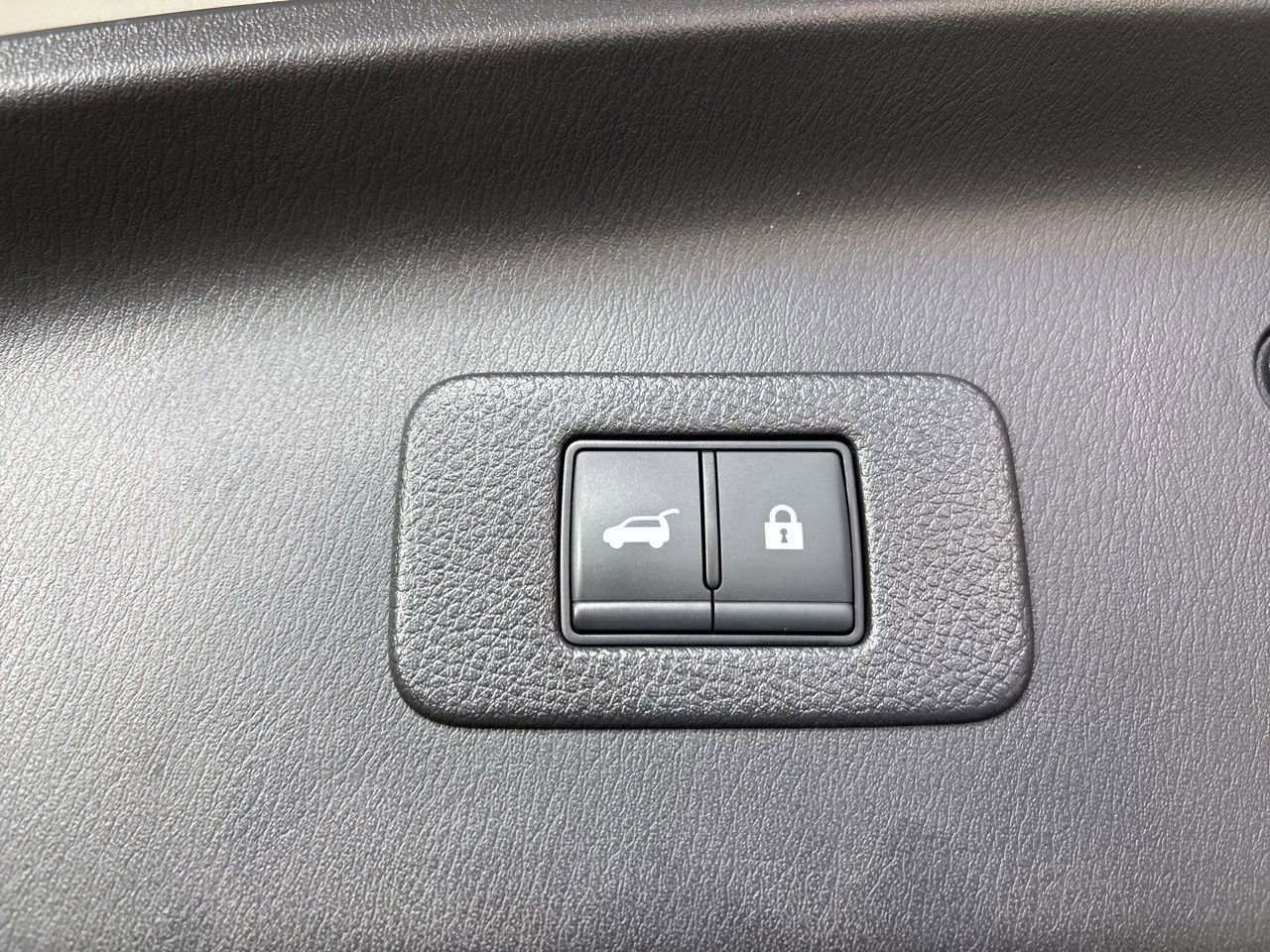 Used 2024 Nissan Armada SL w/ Captain's Chairs Package image 29