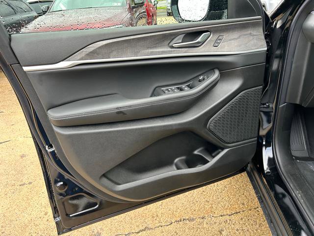 New 2025 Jeep Grand Cherokee Limited w/ Black Appearance Package image 7