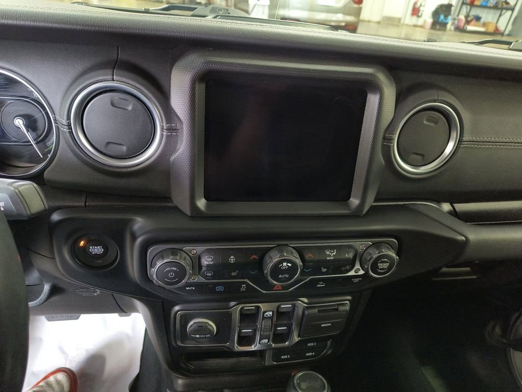 Used 2022 Jeep Wrangler Unlimited Sahara w/ Cold Weather Group image 21