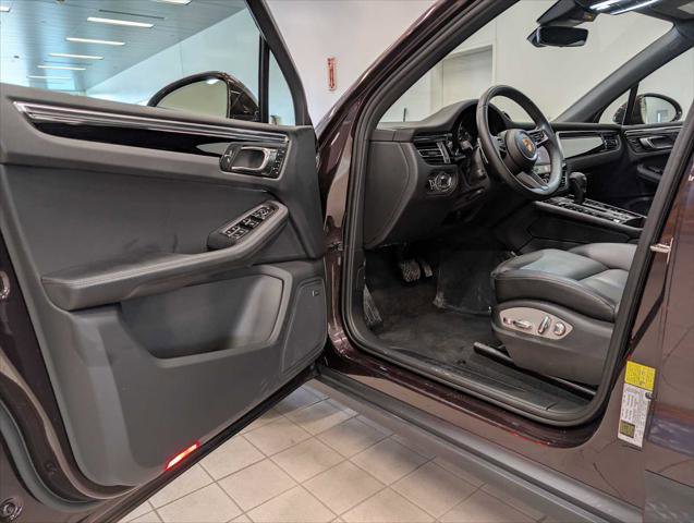 Used 2025 Porsche Macan AWD/4WD image 21