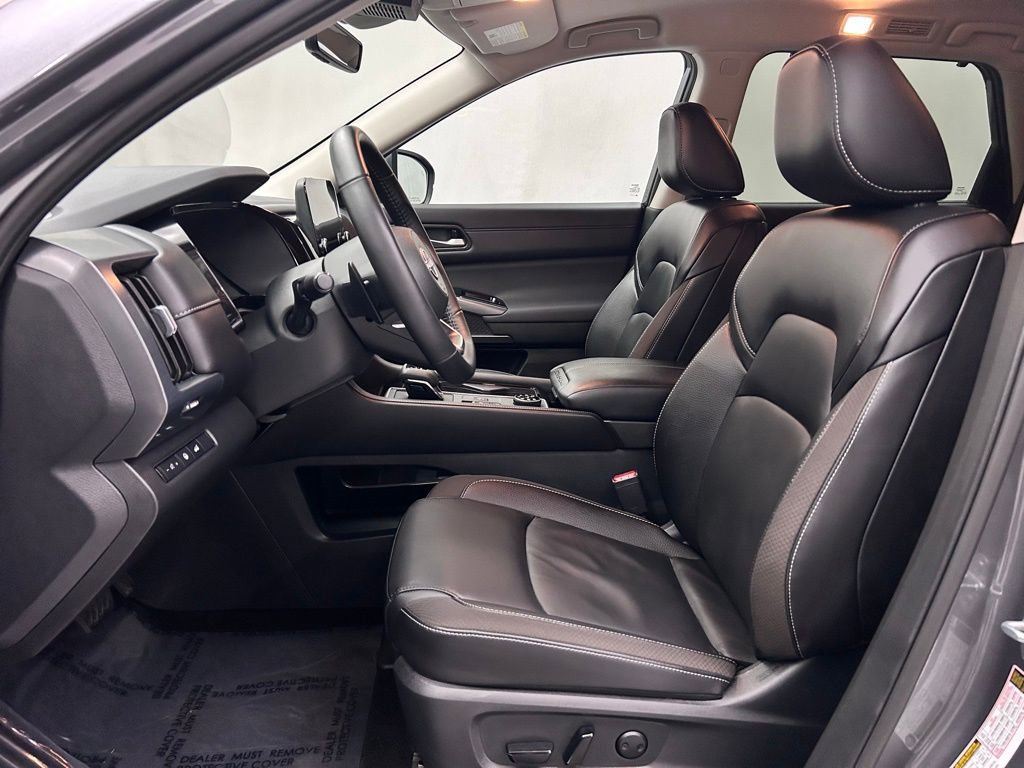 Used 2025 Nissan Pathfinder SL w/ Black Appearance Package image 12