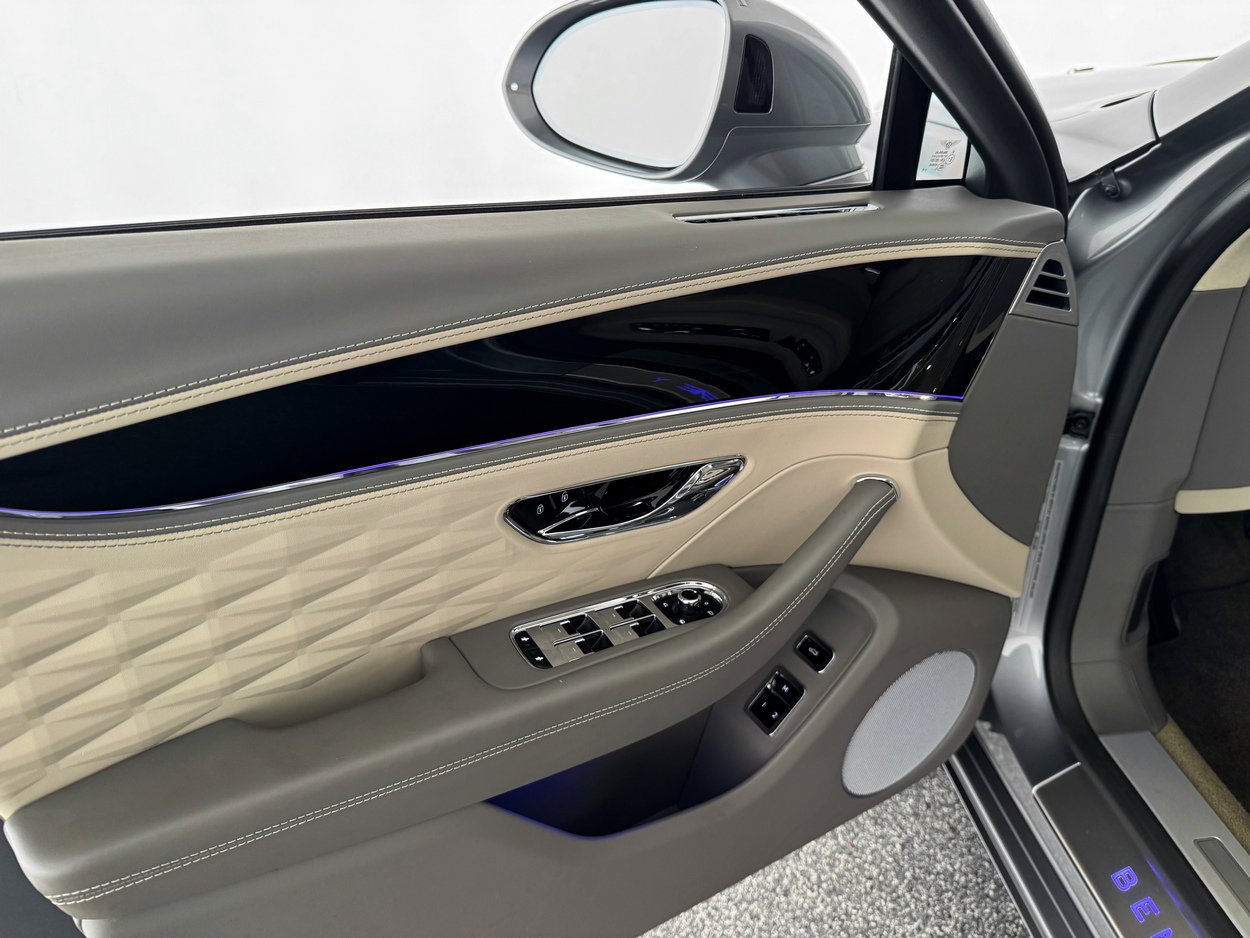 Used 2023 Bentley Flying Spur Azure image 16