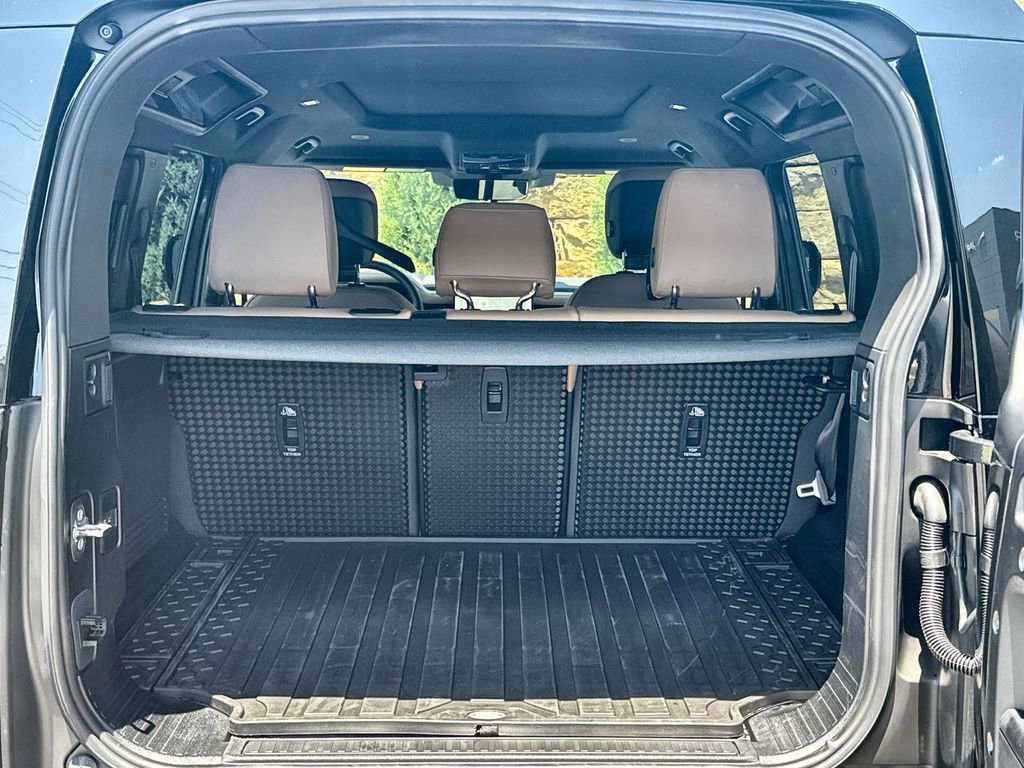 Used 2025 Land Rover Defender 110 X-Dynamic SE image 18