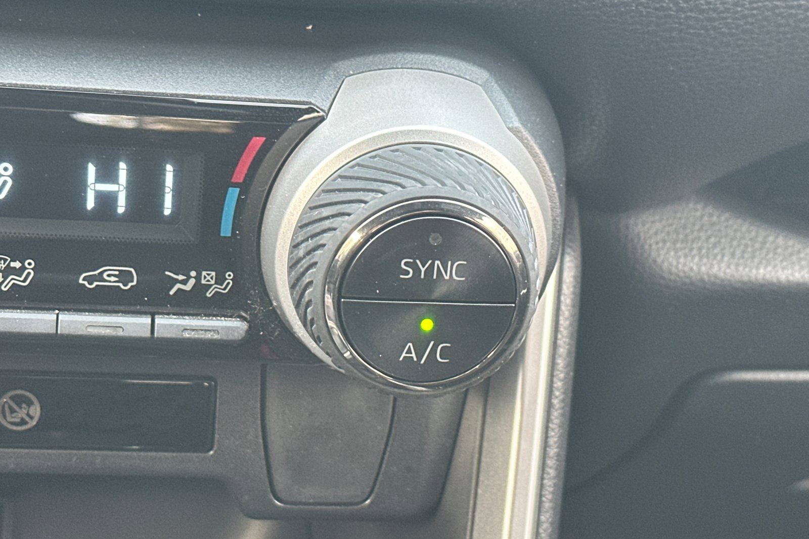 Used 2024 Toyota RAV4 SE image 30