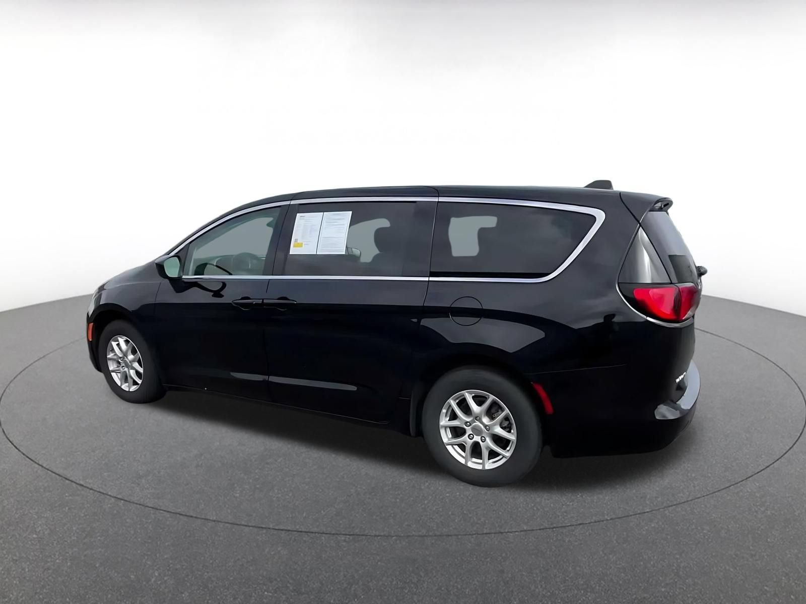 Used 2024 Chrysler Voyager LX FWD image 9
