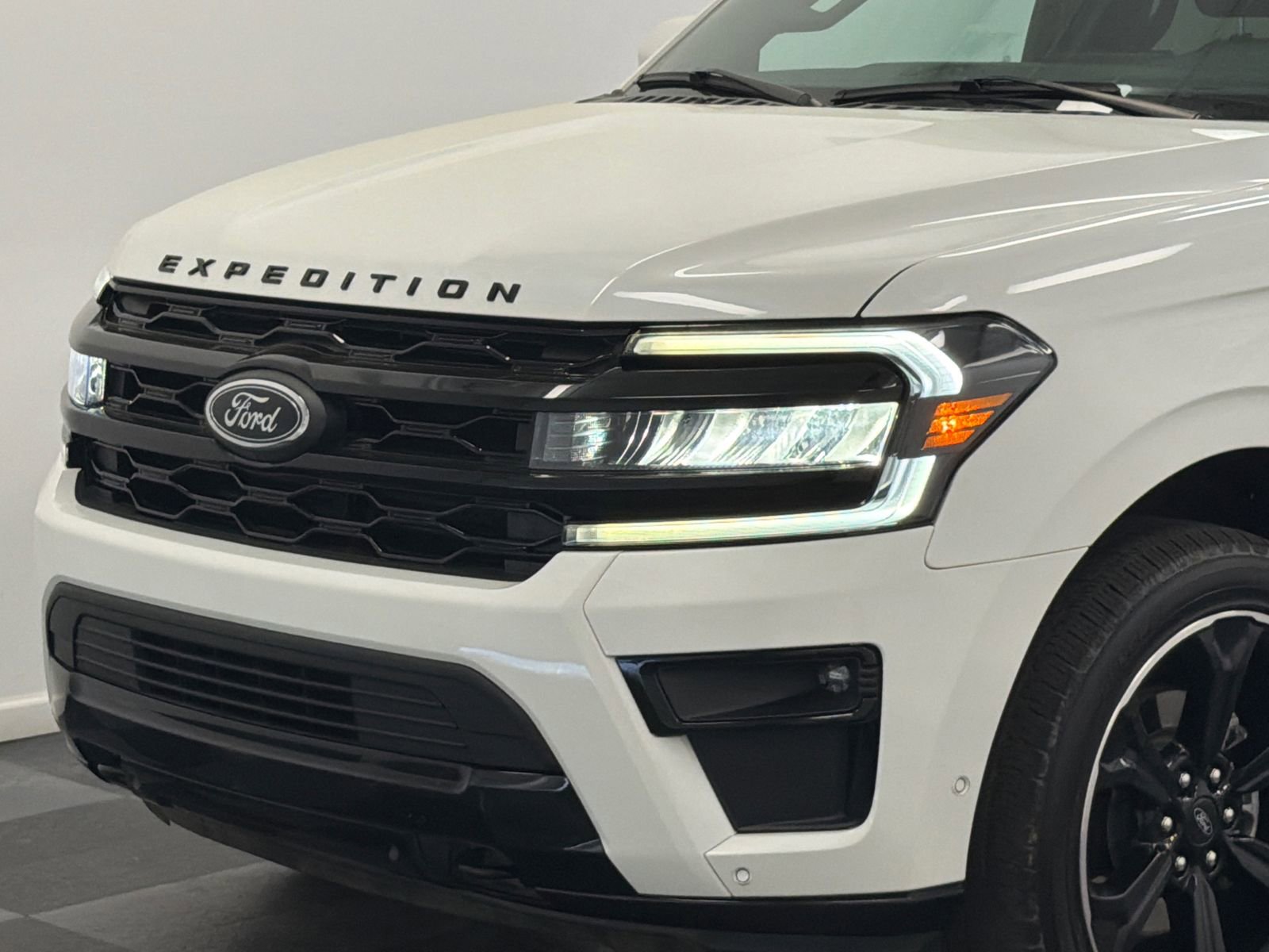 Used 2022 Ford Expedition Max Limited image 2