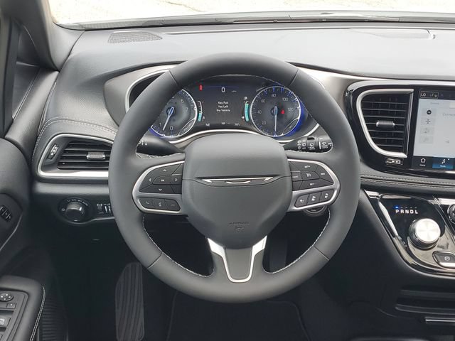 New 2027 Chrysler Pacifica Select AWD/4WD image 14