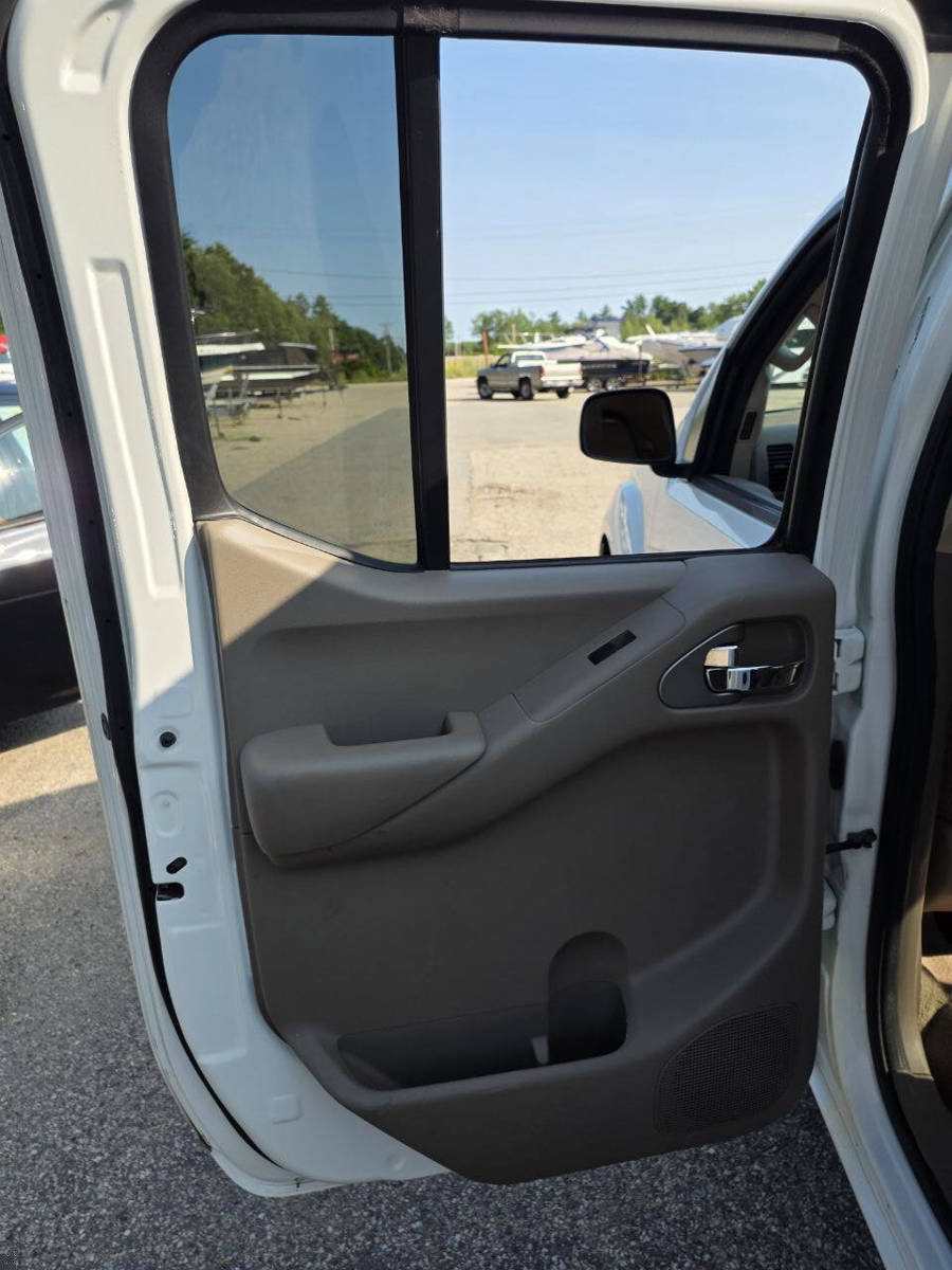 Used 2014 Nissan Frontier SV w/ SV Value Truck Package RWD image 15