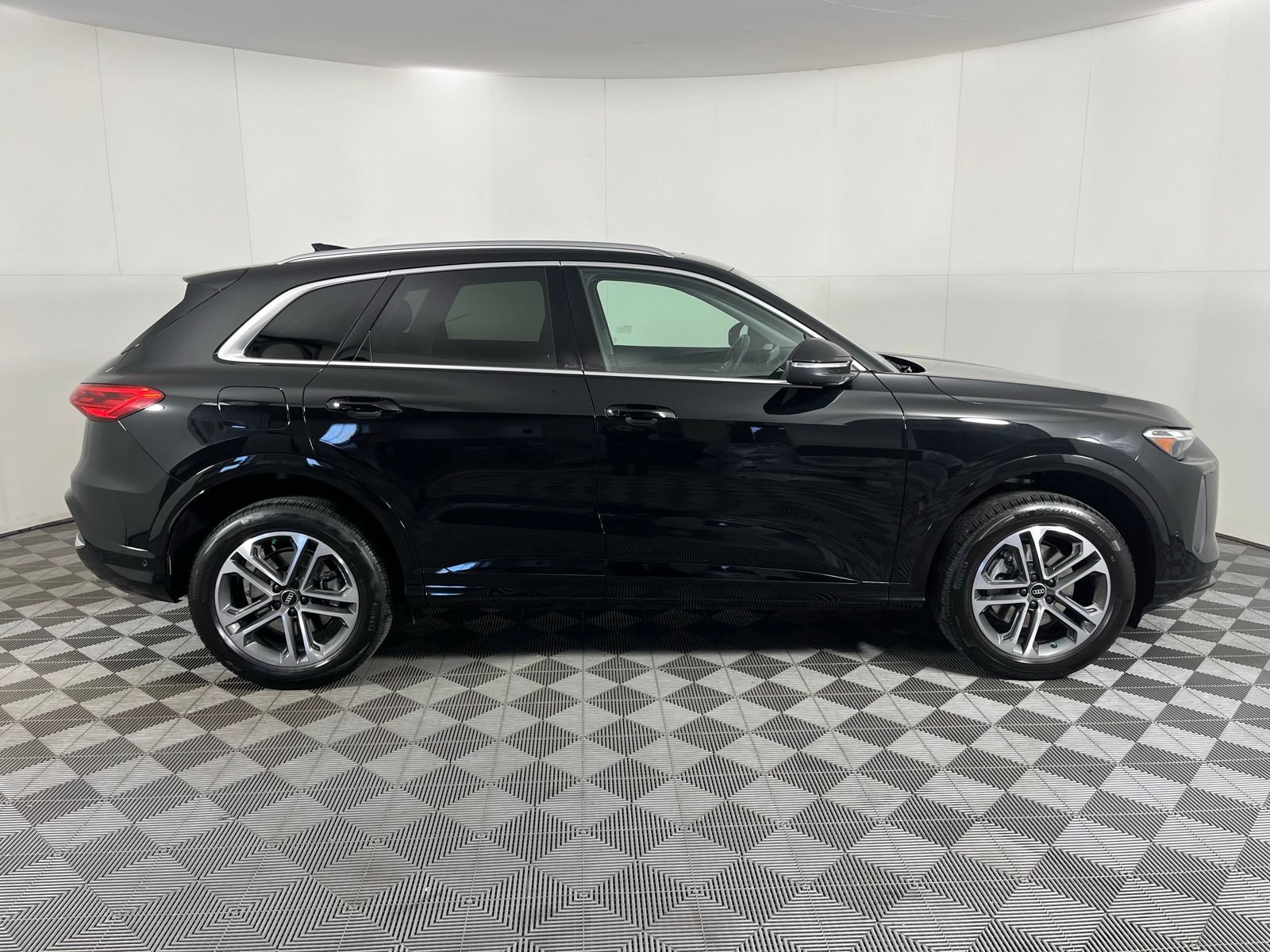 Used 2025 Audi Q5 Premium w/ Convenience Package AWD/4WD image 10